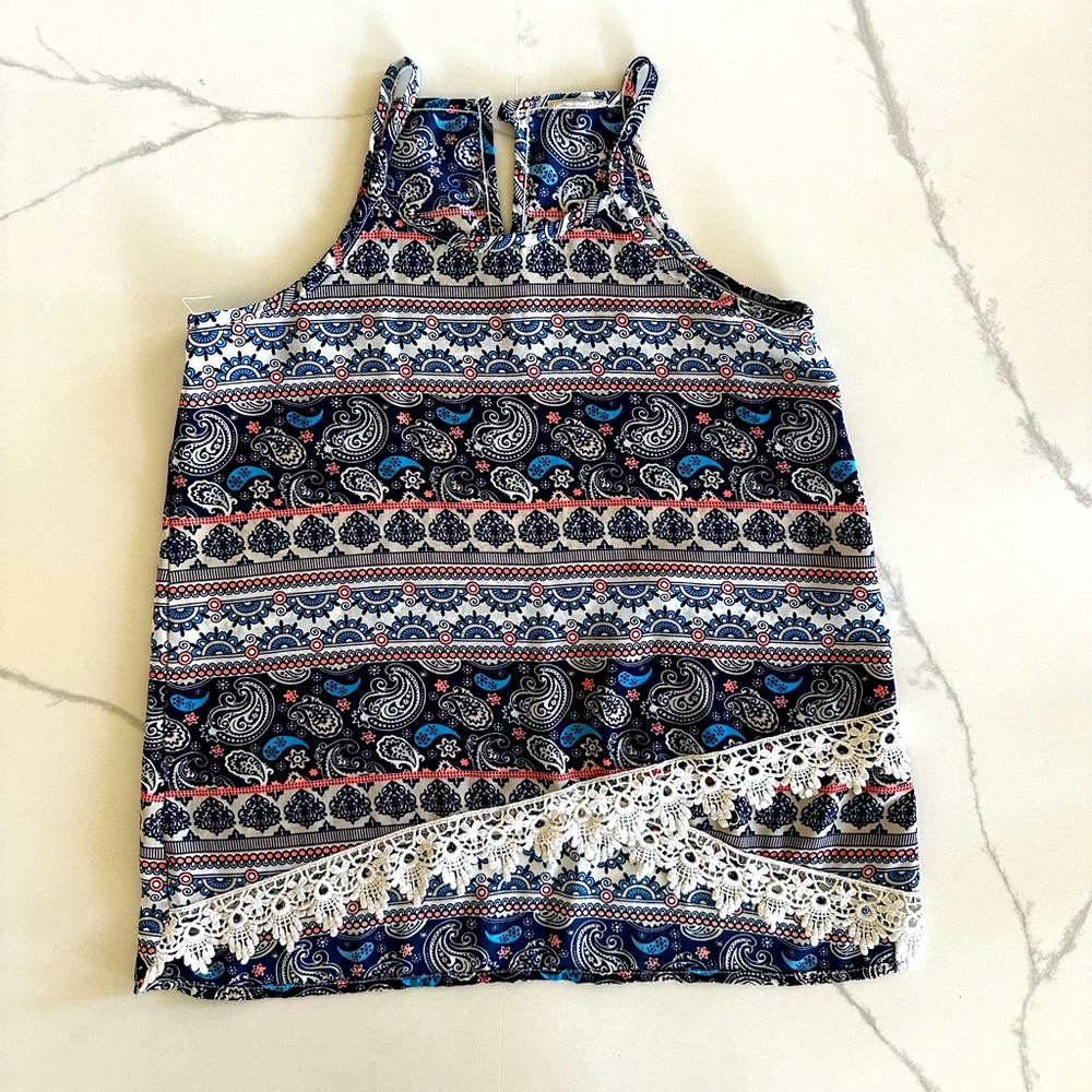 Girls flowy paisley sleeveless top, tag is missing but fits like girls medium!